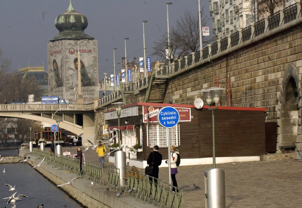 Na náplavce vzniknou nové koše a lavičky, později i toalety a kavárny.