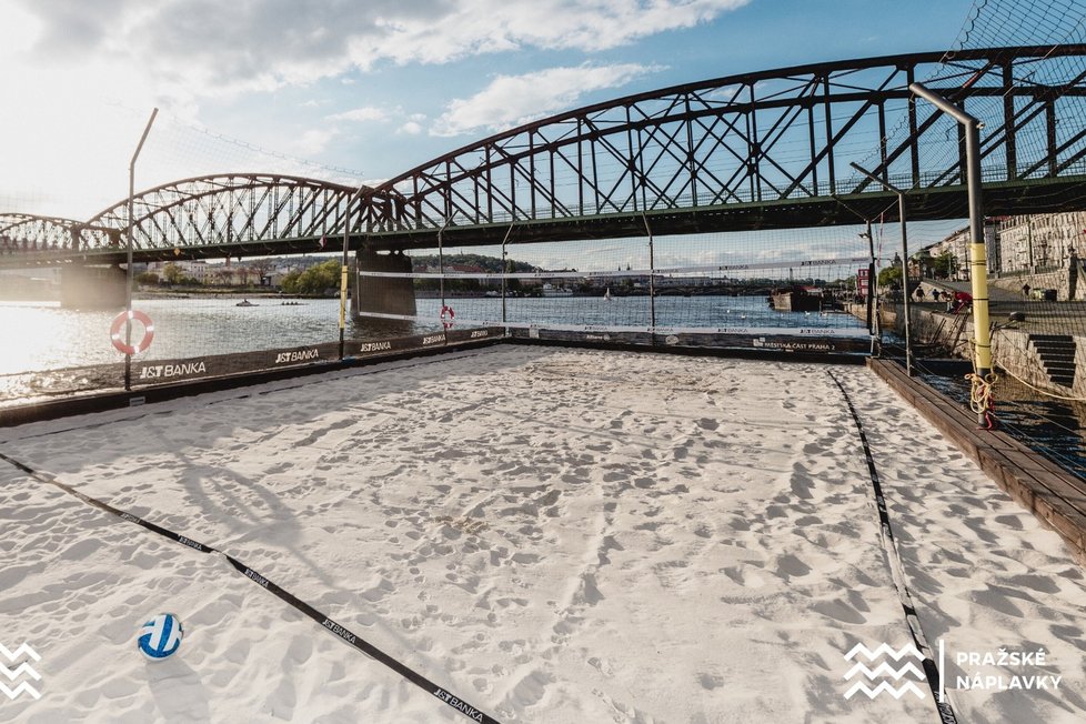 Obě strany řeky nabídnou na svých náplavkách nejen občerstvení a zábavu, ale třeba také dílnu nebo komunitní centrum.