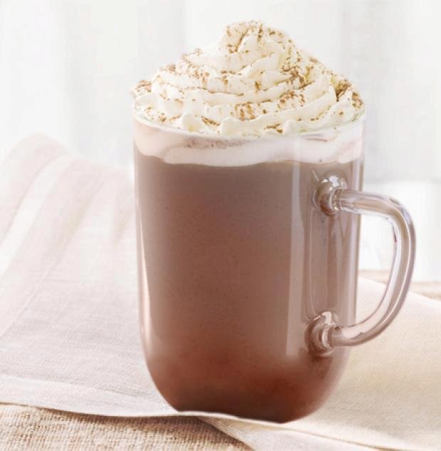 Horká čokoláda ze Starbucks obsahuje 15 lžiček cukru.