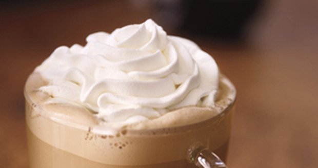 Bílá čokoláda Mocha se šlehačkou ze Starbucks obsahuje 18 lžiček cukru.