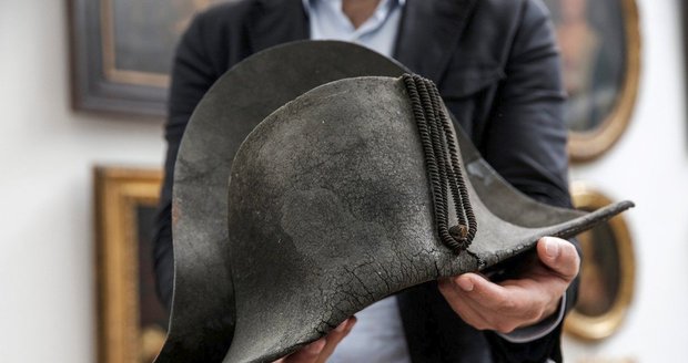 Napoleonův slavný klobouk se prodal za 7,2 milionu. Byl v něm císař u Waterloo?