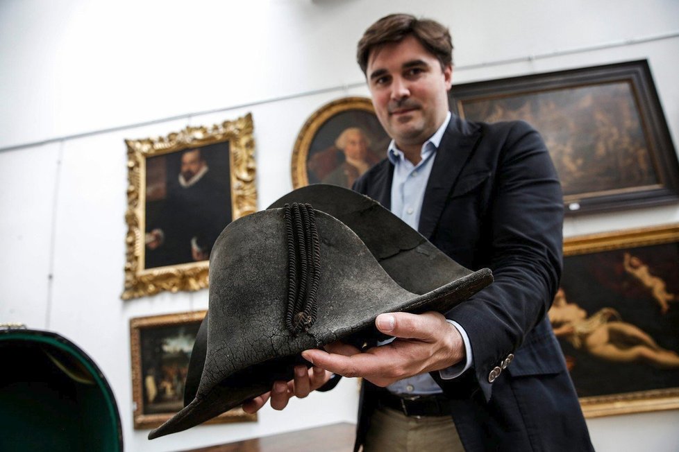 Napoleonův dvourohý klobouk má nového majitele. Císaře jej měl v bitvě u Waterloo, kde bylo francouzské císařství poraženo spojeneckými vojsky.