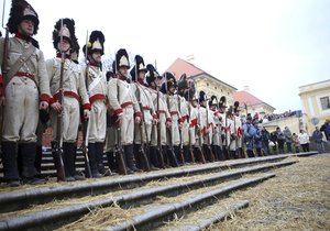 Vojáci nastoupení před slavkovským zámkem