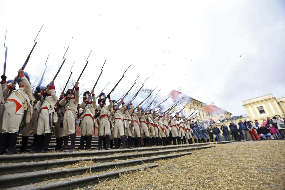 Vojáci při čestné salvě před slavkovským zámkem