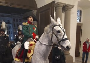 Belgičan Stephane Boving v roli francouzského císaře vjíždí na Novou radnici.