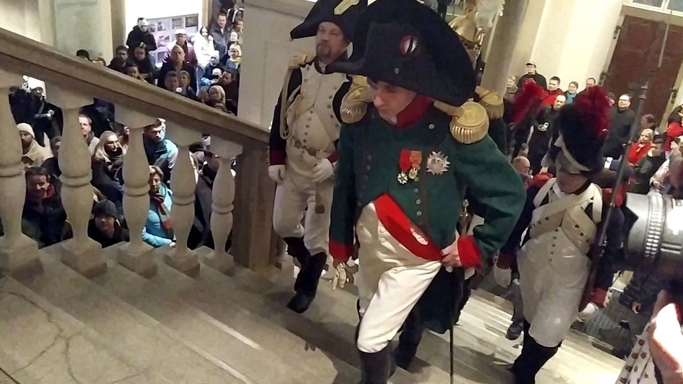 Belgičan Stephane Boving coby francouzský císař kráčí po schodišti na Nové radnici.