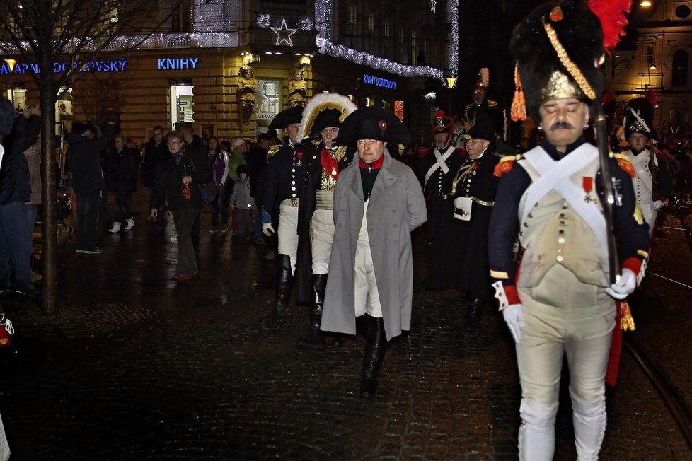 Císař Napoleon v podání Roberta Colly prochází podvečerním Brnem.