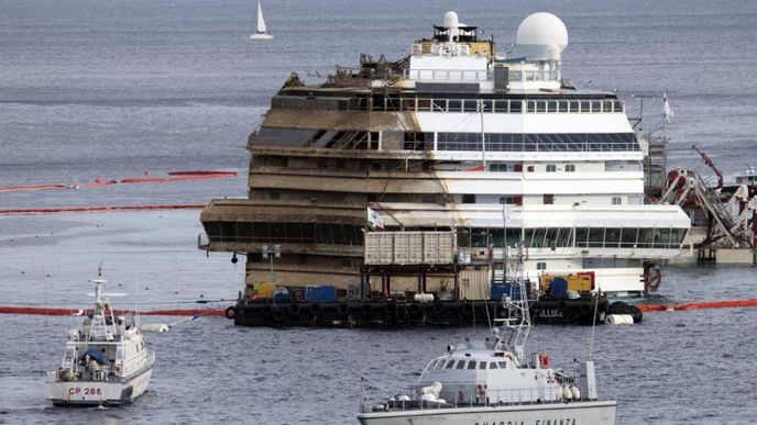 Napřímená Costa Concordia se přesune do přístavu až příští rok na jaře.
