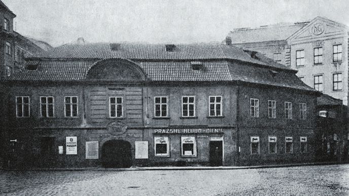 Historický snímek domu U Halánků na Betlémském náměstí v Praze