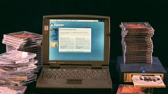 Napster navždy změnil svět hudby. První nástroj nové éry internetu ale po dvou letech zabily miliardové žaloby Napster navždy změnil svět hudby. První nástroj nové éry internetu ale po dvou letech zabily miliardové žaloby