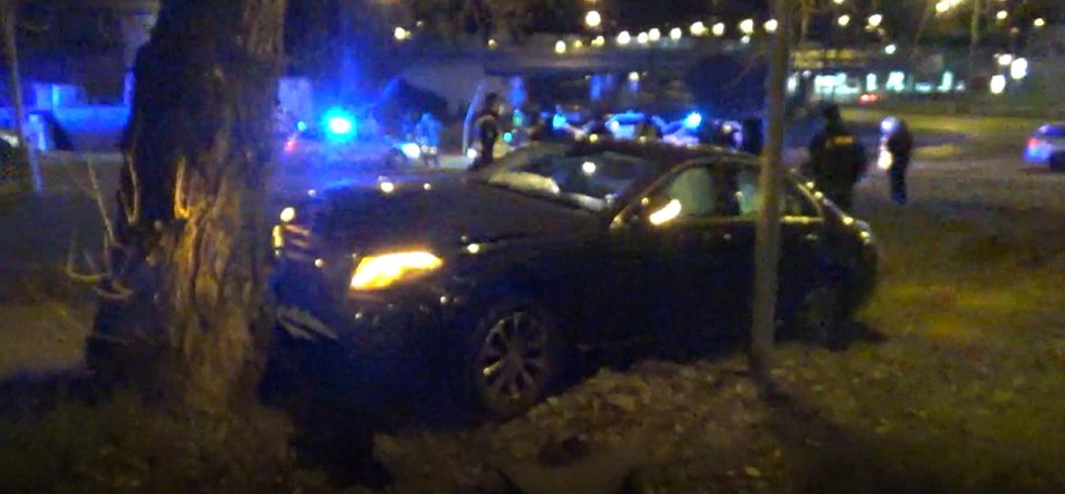 Černý Mercedes narazil do stromu. Strážníci našli havarované auto prázdné a uzamčené