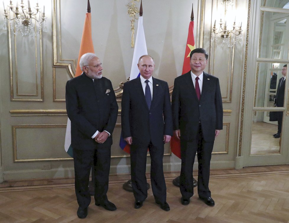 Indický premiér Narendra Modi s ruským prezidentem Putinem a čínským premiérem Si Ťin-pchingem