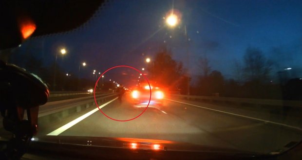 Narkoman běhal na rychlostní silnici u Brna v protisměru! Policisté zveřejnili video