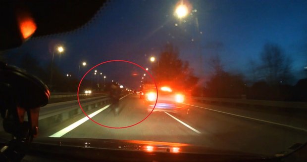 Jen těžko k vidění byl narkoman, který běžel v tmavém oblečení v protisměru na rychlostní silnici u Brna.