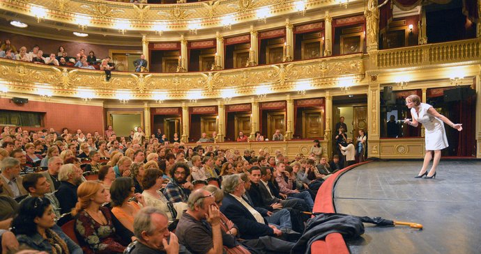 Ministryně kultury Alena Hanáková diskutovala 12. září dopoledne v Praze se zástupci Národního divadla a Státní opery Praha.