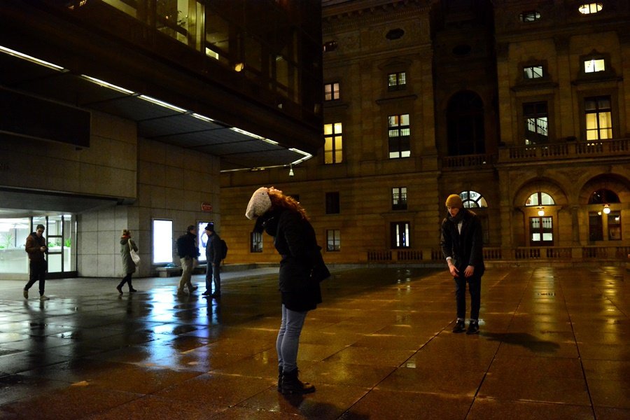 Výstavu fotografií Vojtěcha Brtnického, dokumentující výjimečné třicetihodinové taneční představení MOMENTUM, doprovodila úvodní taneční instalace Vidět stíny utíkat - nechat mysl létat.