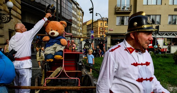 Národní divadlo v Praze se po 140 letech 12. srpna 2021 znovu ocitlo pod proudem vody z hasičských stříkaček. Historická budova tentokrát nehořela, instituce pouze ukázkou zásahu hasičů připomněla přihlížejícím lidem výročí požáru z 12. srpna 1881.