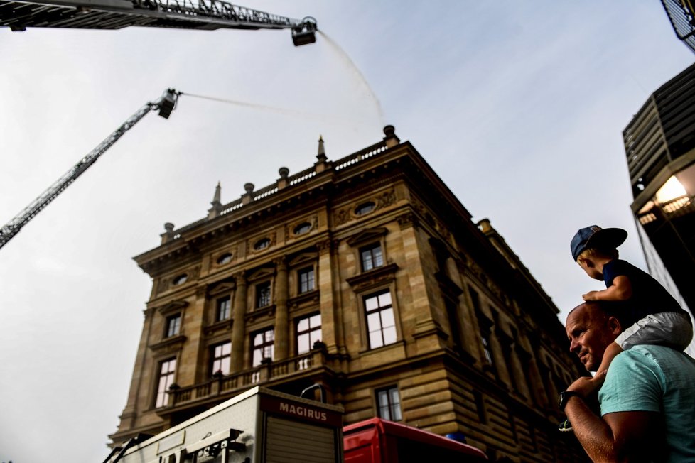 Národní divadlo v Praze se po 140 letech 12. srpna 2021 znovu ocitlo pod proudem vody z hasičských stříkaček. Historická budova tentokrát nehořela, instituce pouze ukázkou zásahu hasičů připomněla přihlížejícím lidem výročí požáru z 12. srpna 1881.