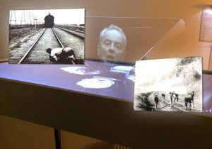 Interaktivní expozice filmového muzea láká také na komentář hologramu Alexandra Hemaly.