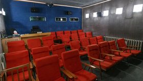 V tomto sále se celé dekády scházeli a dál potkávají odborníci i studenti, aby mohli zkoumat obsah i dávno nepoužívaných typů filmu.