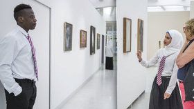 Návštěvníky Národní galerie provázeli netradiční kustodi - černoši, ženy v hidžábech či Asiati.