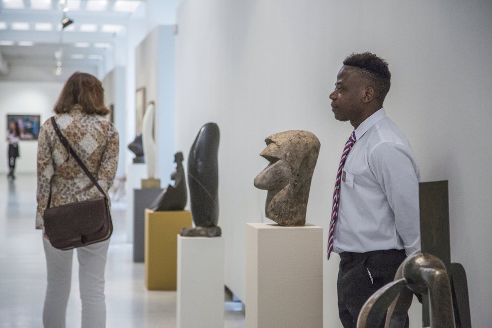 Návštěvníky Národní galerie provázeli netradiční kustodi - černoši, ženy v hidžábech či Asiati.
