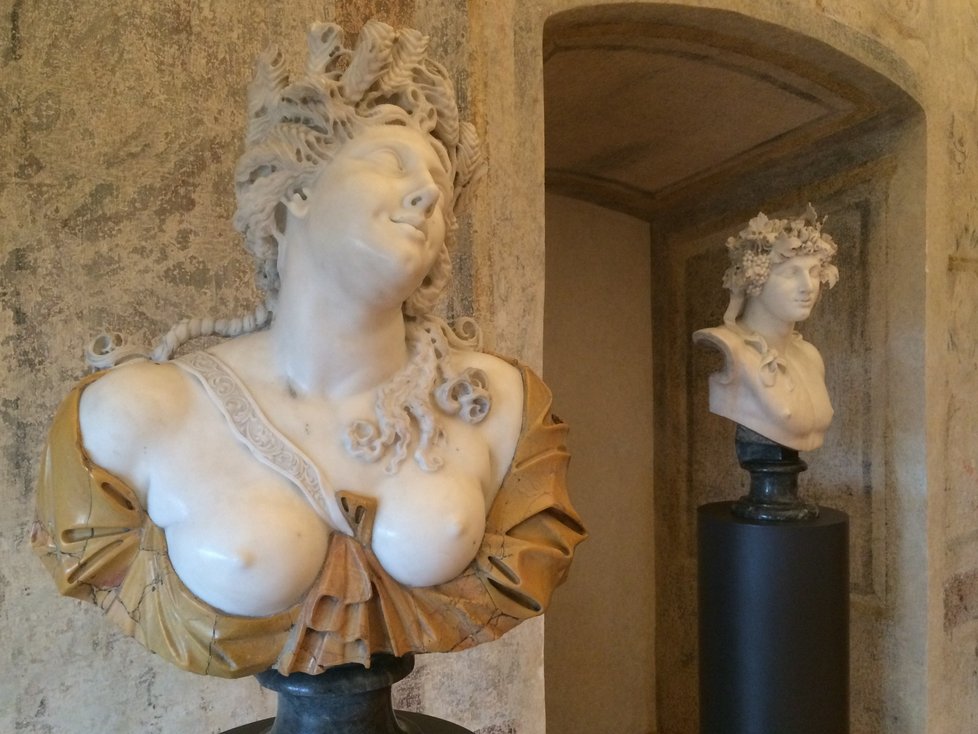 Některé z vystavených soch pochází původně ze zámku Troja.