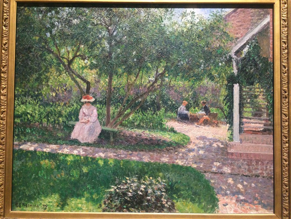 Camille Pissarro je podepsán i pod čtveřicí dalších, tentokrát již přírodních obrazů, které ztvárňují roční období. Na fotografii je například letní motiv, který vesměs charakterizuje impresionistickou tvorbu - přírodní motiv, malba v plenéru, zachycení okamžiku a její jedinečné atmosféry v podobě slunečním paprsků, dopadajících na trávu a zároveň i stínů z okolních stromů.