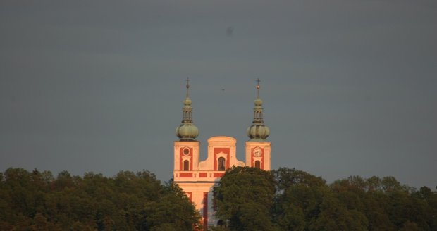 Vrch Cvilín je dominantou města Krnova. Vede k němu 222 schodů.