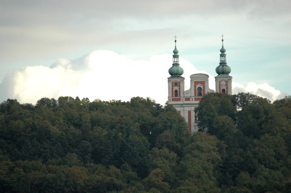 Vrch Cvilín je dominantou města Krnova. Vede k němu 222 schodů.