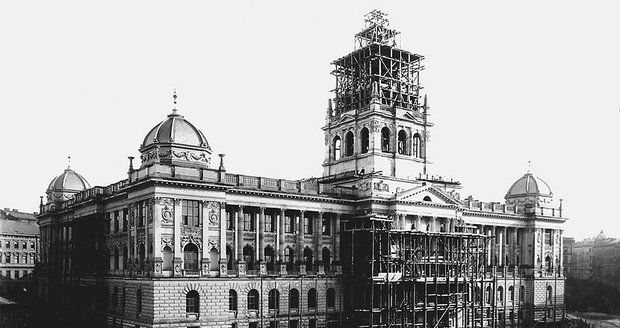 Rozestavěná budova na konci června 1888