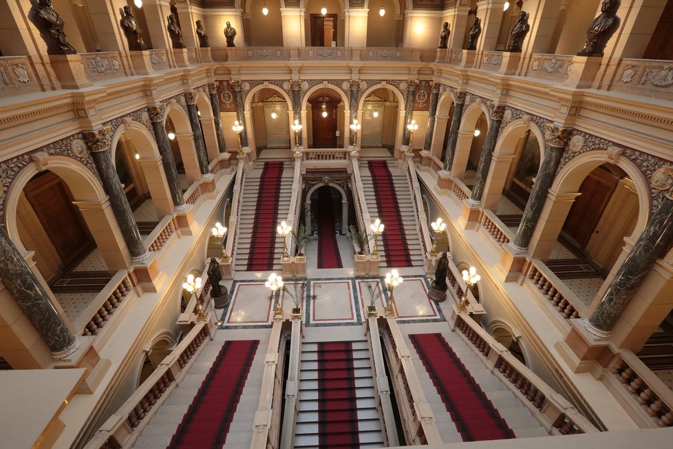 Takto v současných koronavirových podzimních dnech vypadá Národní muzeum. Zatímco návštěvníky tu nepotkáte, probíhající výstavy ovšem ano.