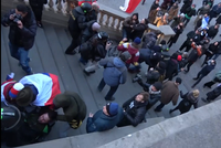 Demonstrace na Václavském náměstí proti bídě: 18 lidí zadržela policie, chtěli z muzea sundat vlajku Ukrajiny