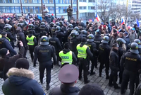 Vyzýval ke stržení ukrajinské vlajky z budovy muzea: Soud muži potvrdil podmínku, nesmí do Prahy