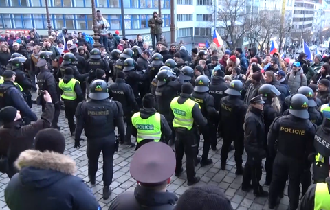 Zásah proti demonstrantovi u Národního muzea: Policie trestný čin nespáchala, uzavřela GIBS