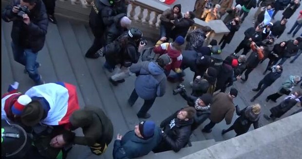 Demonstranti se pokoušeli násilně vniknout do budovy Národního muzea