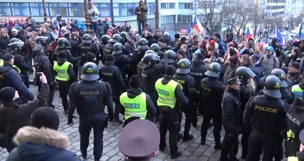 Demonstranti se pokoušeli násilně vniknout do budovy Národního muzea