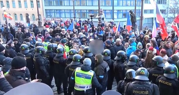Demonstranti se pokoušeli násilně vniknout do budovy Národního muzea