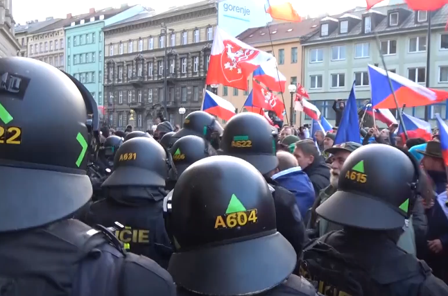 Demonstranti se pokoušeli násilně vniknout do budovy Národního muzea