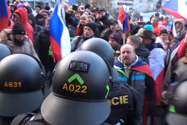 Demonstranti se pokoušeli násilně vniknout do budovy Národního muzea