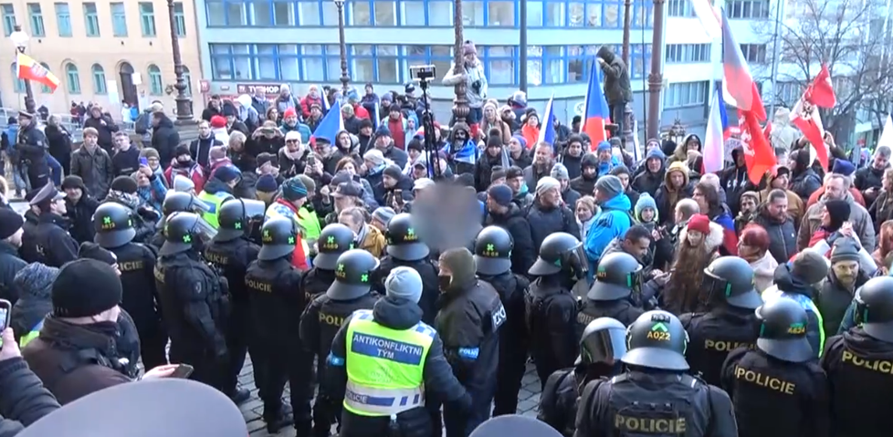 Demonstranti se pokoušeli násilně vniknout do budovy Národního muzea