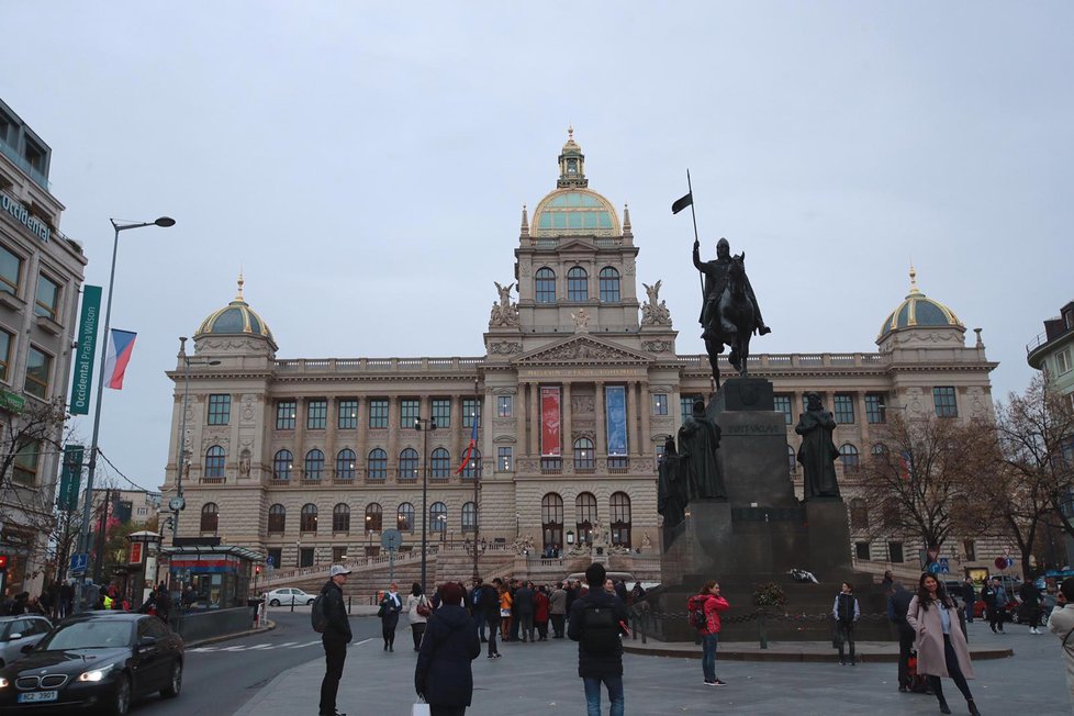 Vozíčkáři se do Národního muzea ještě nějakou dobu nepodívají. Vstup pro ně ještě není zkolaudován.