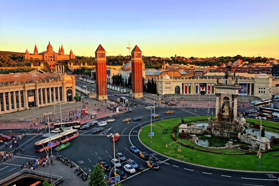 Národní muzeum Katalánska, Magická fontána a náměstí Plaça d’Espanya