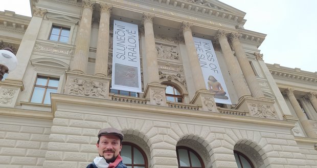 Ve čtvrtek 3. prosince se veřejnosti opět otevřela muzea. Do Národního muzea vyrazila řada lidí zvláště kvůli výstavě Sluneční králové. Na tu vyrazil i opěrní pěvec Lukáš Zeman.