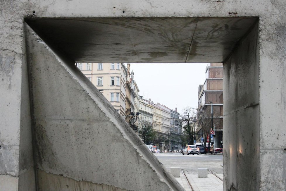 U Národního muzea se objevila socha Martina Zeta nazvaná Tvárnice. 35 tun vážicí umělecké dílo budí u veřejnosti rozpaky. Mezi budovami bývalého Federálního shromáždění a Národního muzea by mělo zůstat dva roky.