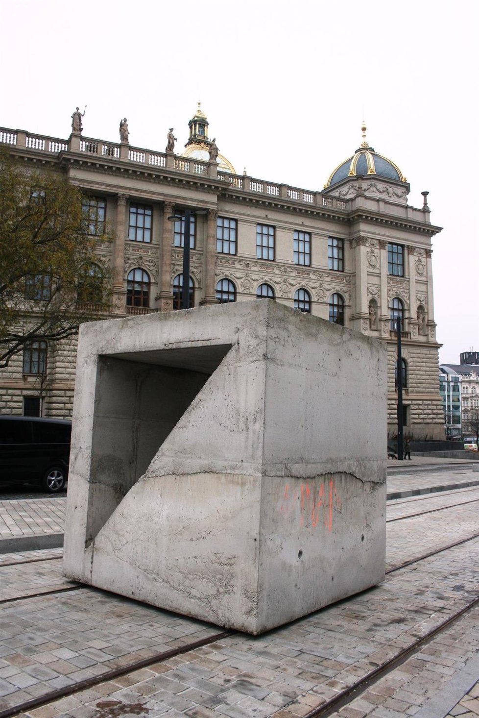 U Národního muzea se objevila socha Martina Zeta nazvaná Tvárnice. 35 tun vážicí umělecké dílo budí u veřejnosti rozpaky. Mezi budovami bývalého Federálního shromáždění a Národního muzea by mělo zůstat dva roky.