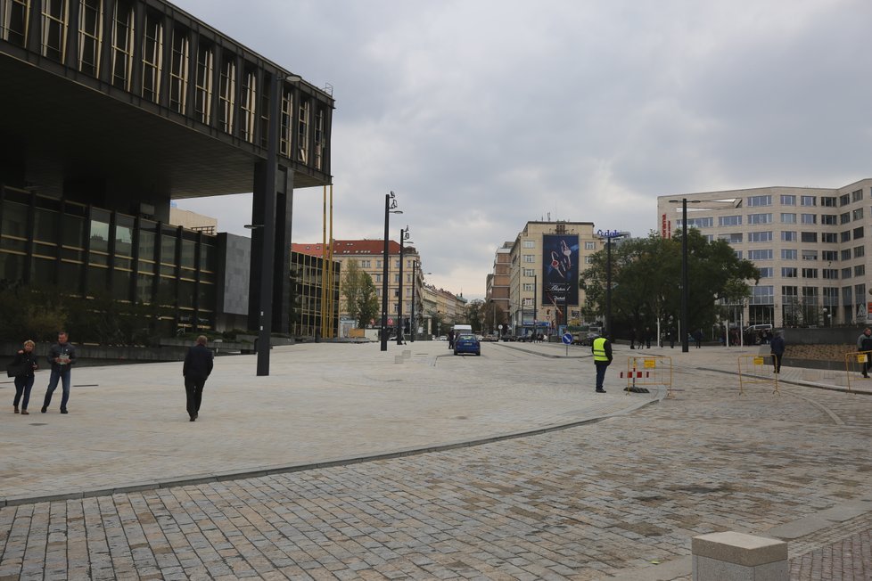 Fotografie mapující prostor u Národního muzea před rekonstrukcí a po jejím dokončení