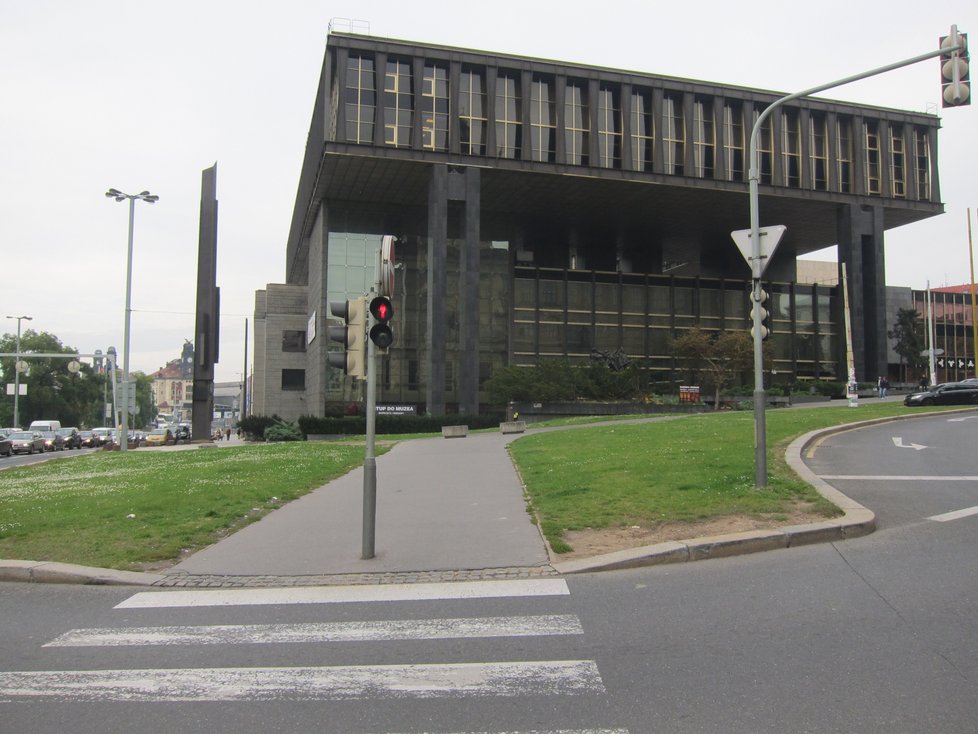 Fotografie mapující prostor u Národního muzea před rekonstrukcí a po jejím dokončení