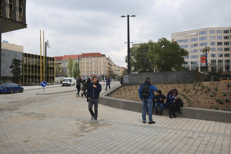 Fotografie mapující prostor u Národního muzea před rekonstrukcí a po jejím dokončení