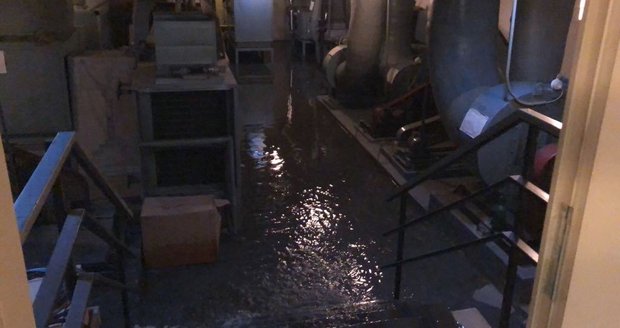 Suterén Nové budovy Národního muzea zaplavila voda.